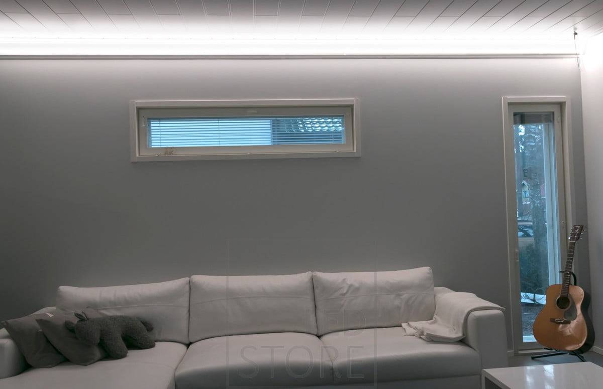 Stropní led pásek vytvářející krásné nepřímé světlo ve vašem obývacím pokoji.